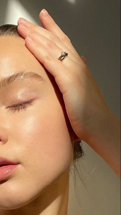 Woman with radiant, hydrated skin after using Armony’s plant-based face oil
